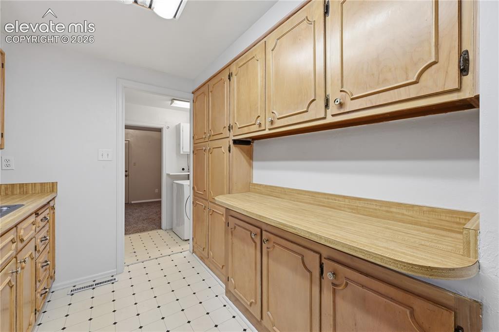 Image 11 of 32: Kitchen