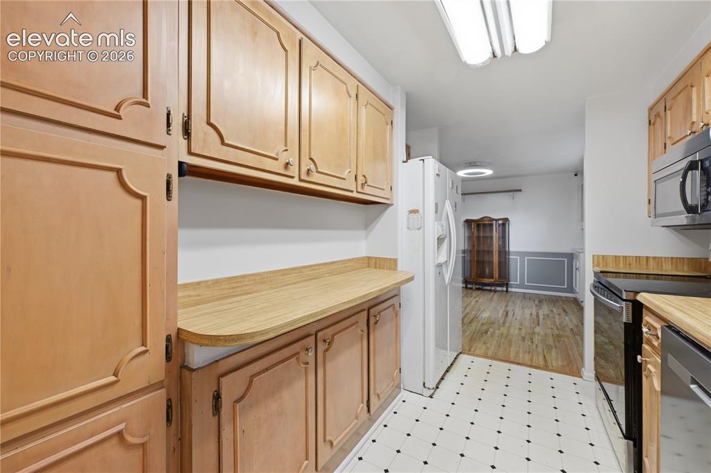 Image 12 of 32: Kitchen