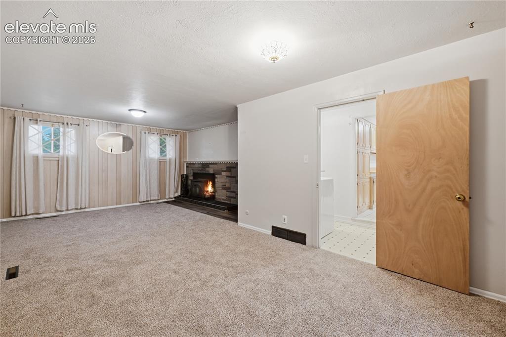 Image 14 of 32: Family Room
