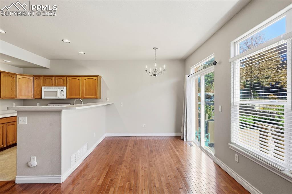 Image 31 of 34: Dining Area