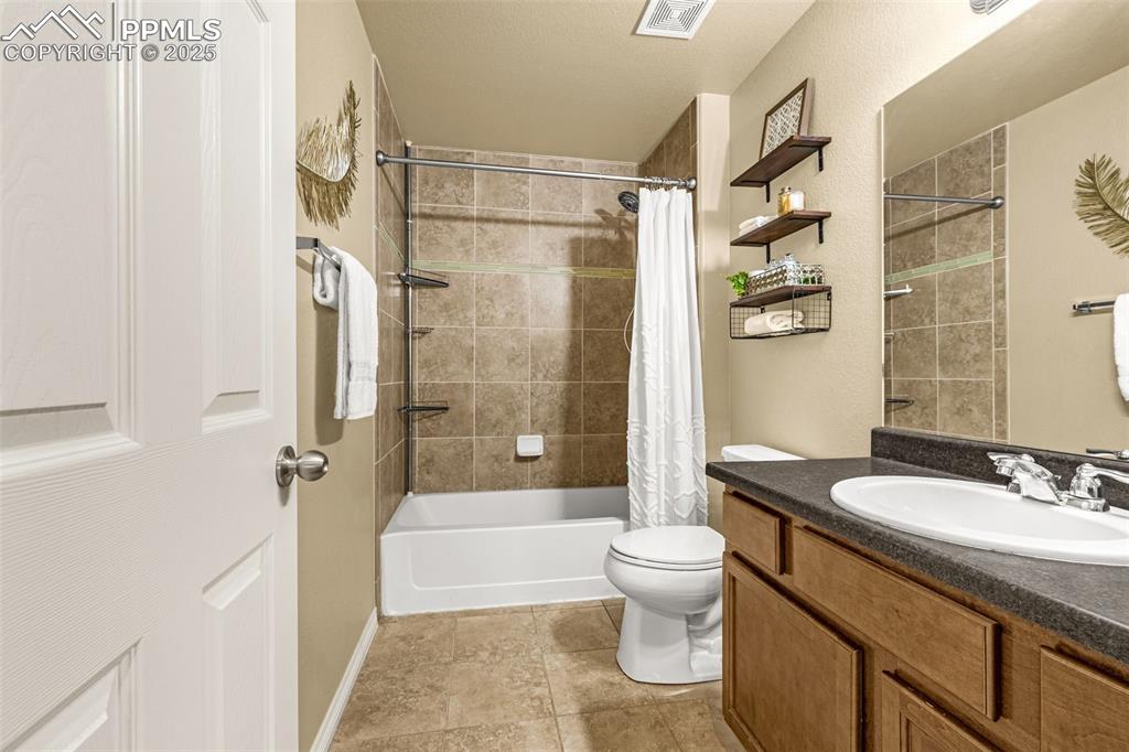 Image 22 of 39: Bathroom