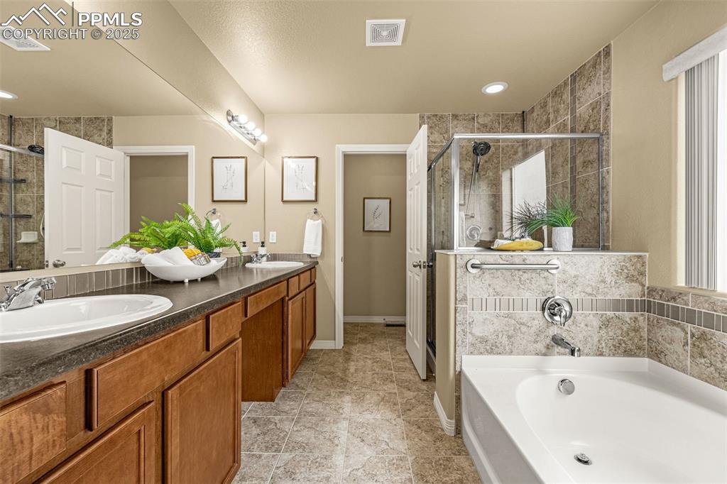 Image 27 of 39: Bathroom