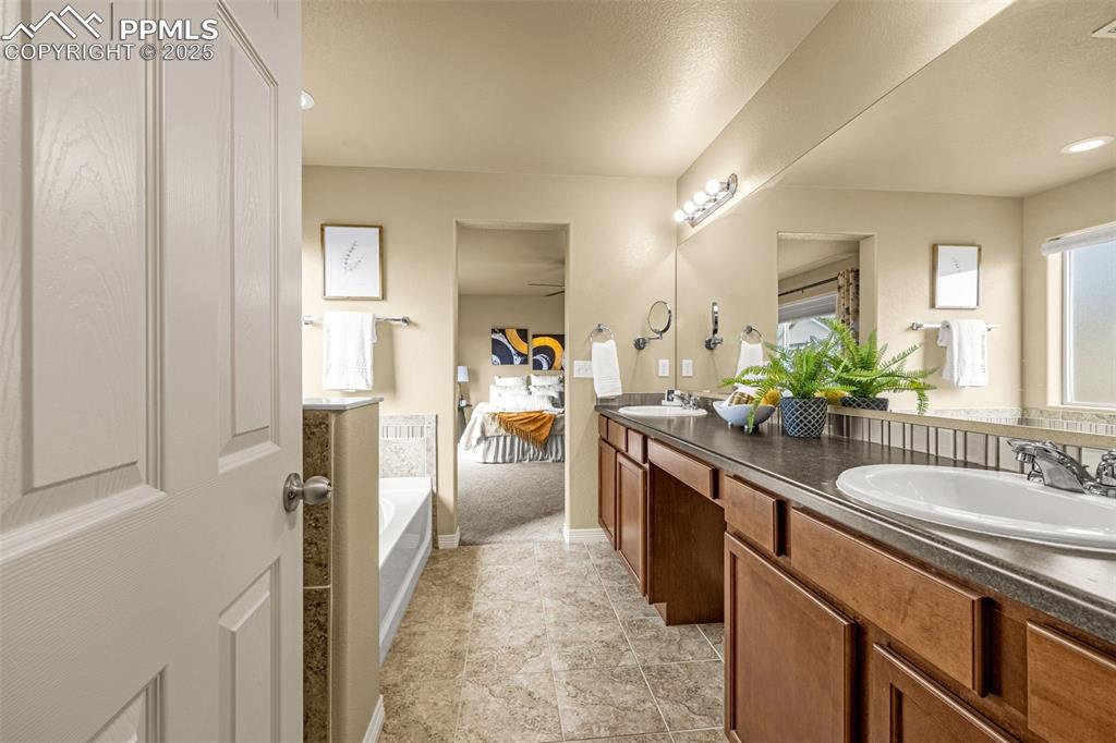 Image 28 of 39: Bathroom