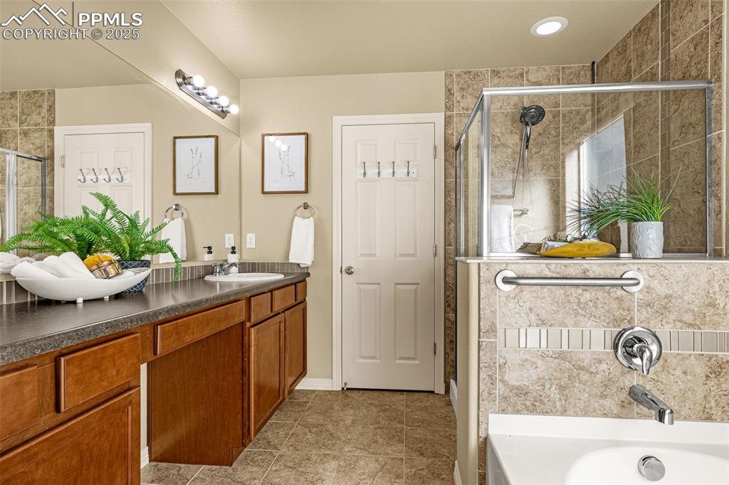 Image 30 of 39: Bathroom