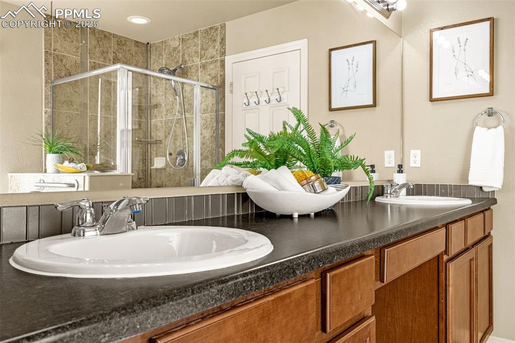 Image 31 of 39: Bathroom