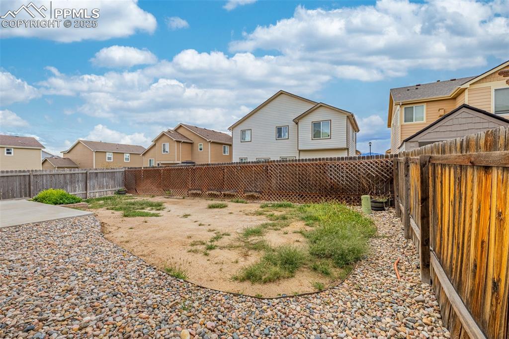 Image 34 of 39: Yard