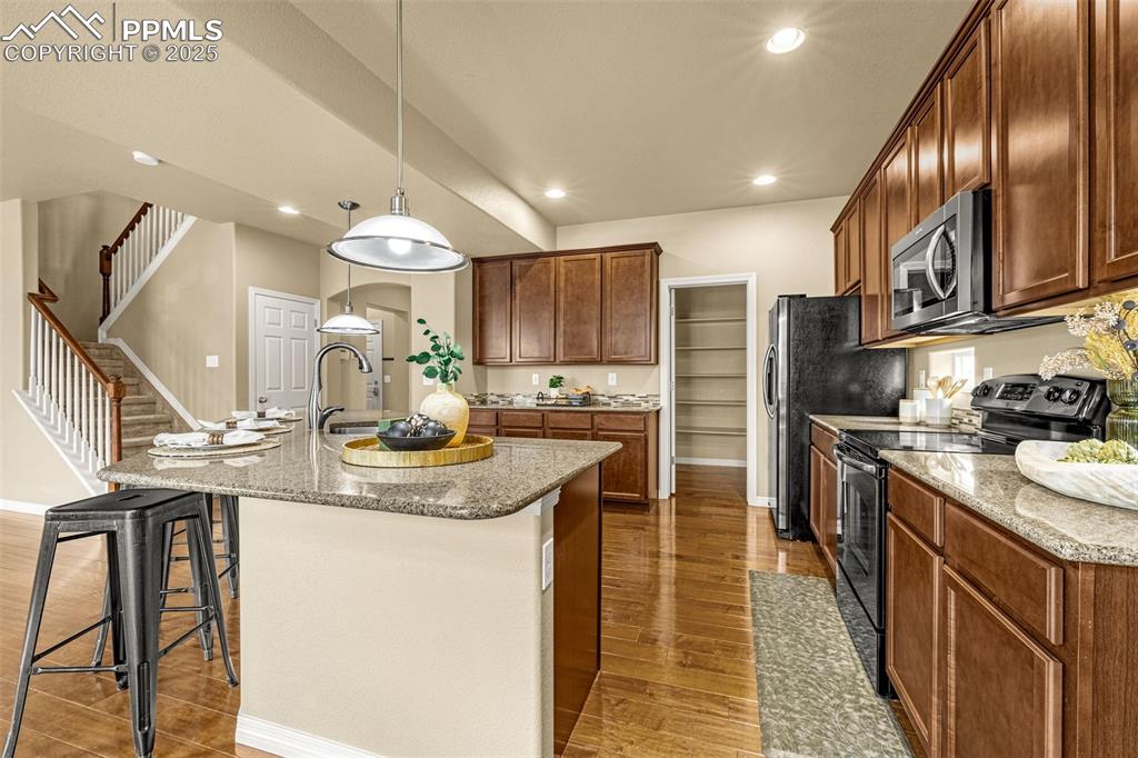 Image 4 of 39: Kitchen