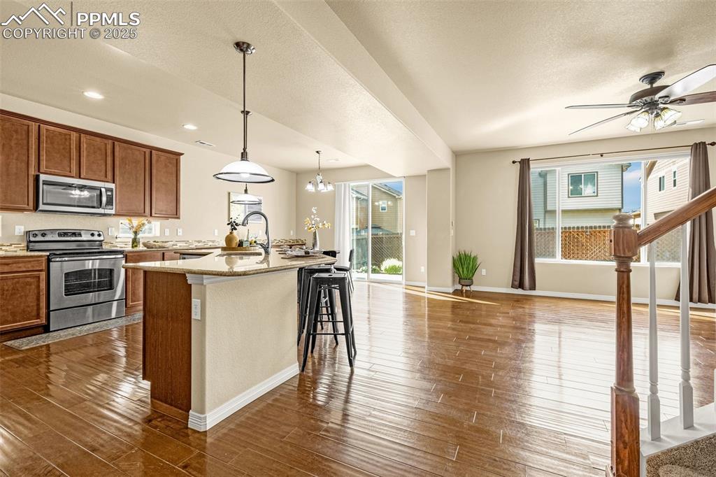 Image 9 of 39: Kitchen