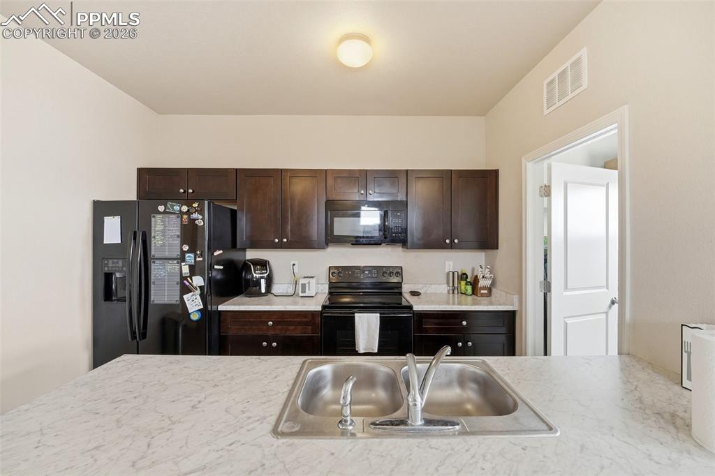 Image 11 of 26: Kitchen