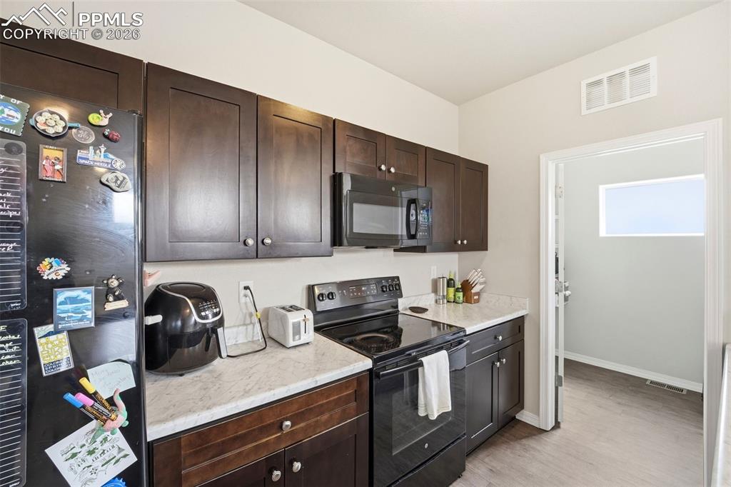 Image 12 of 26: Kitchen