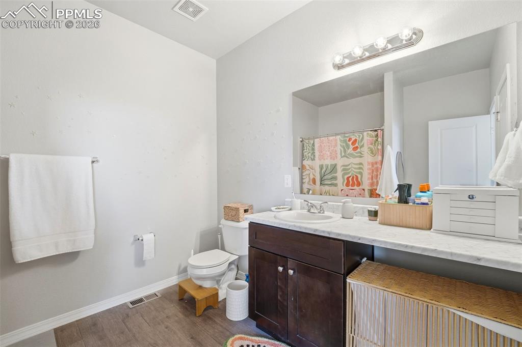 Image 19 of 26: Bathroom