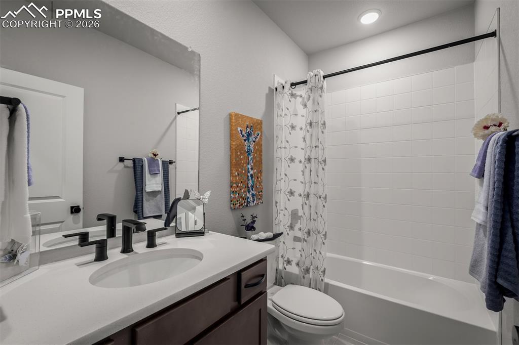 Image 28 of 42: Bathroom