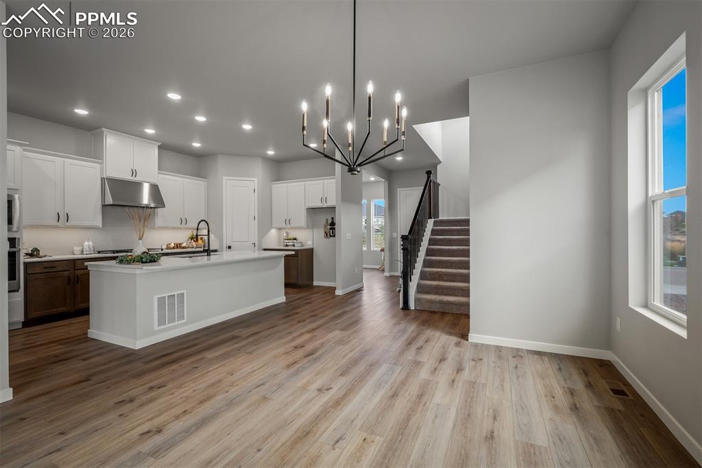 Image 5 of 42: Dining Area