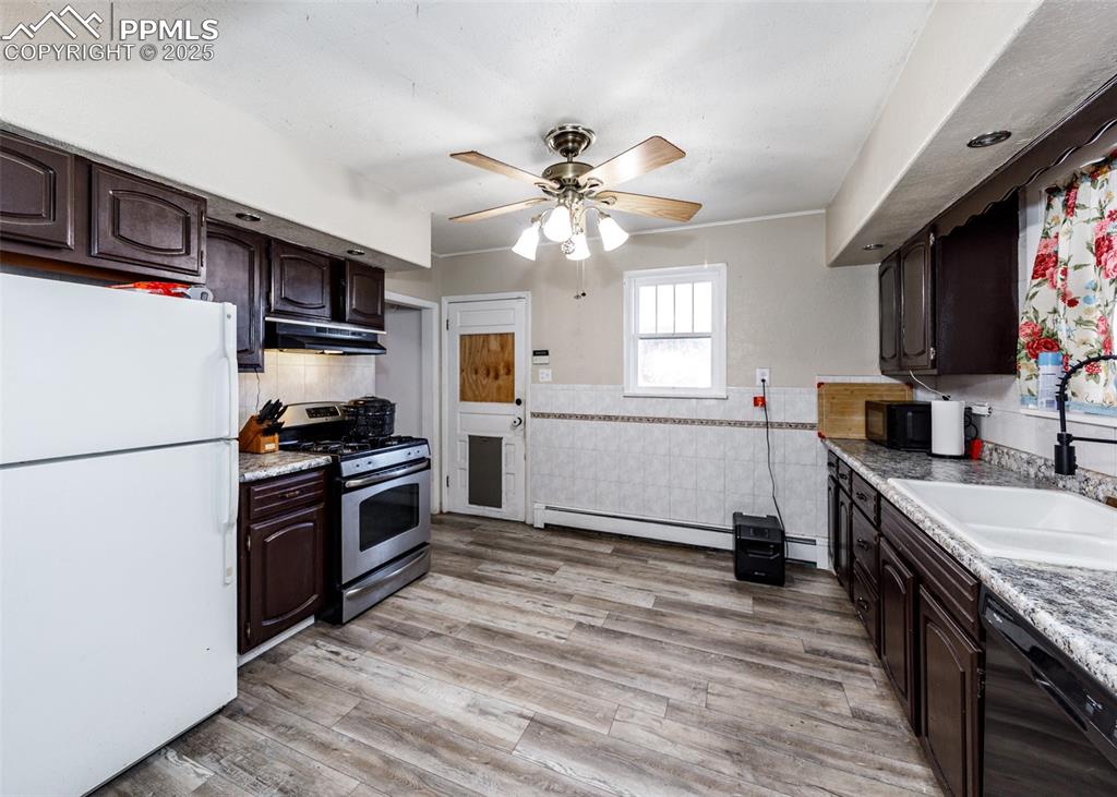 Image 11 of 24: Kitchen