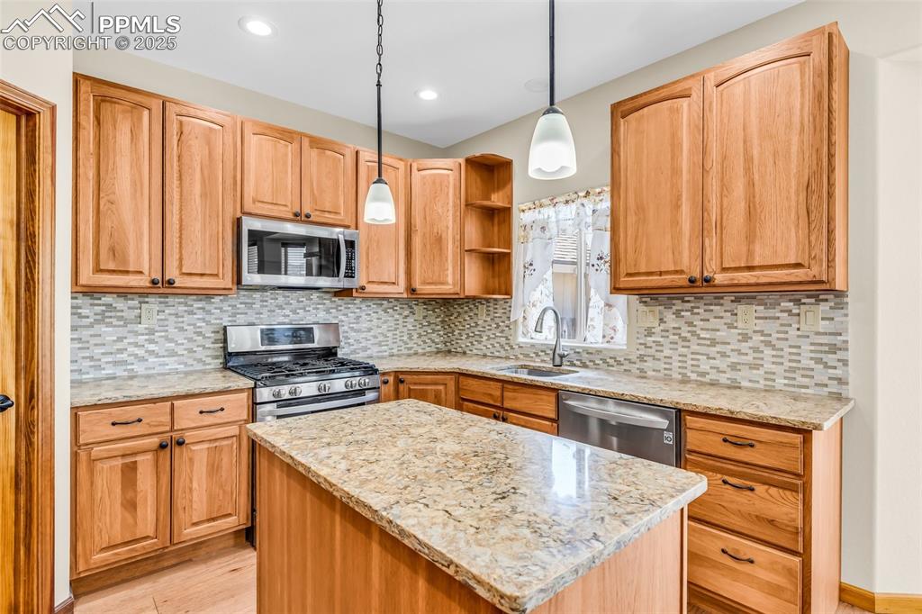 Image 15 of 46: Kitchen
