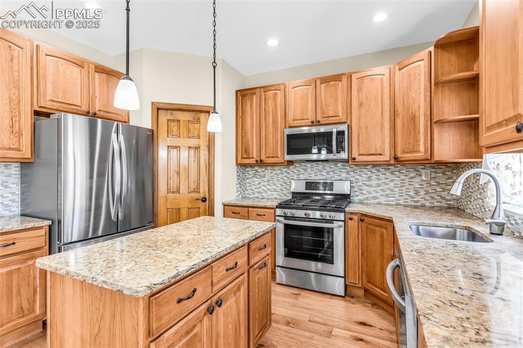 Image 16 of 46: Kitchen