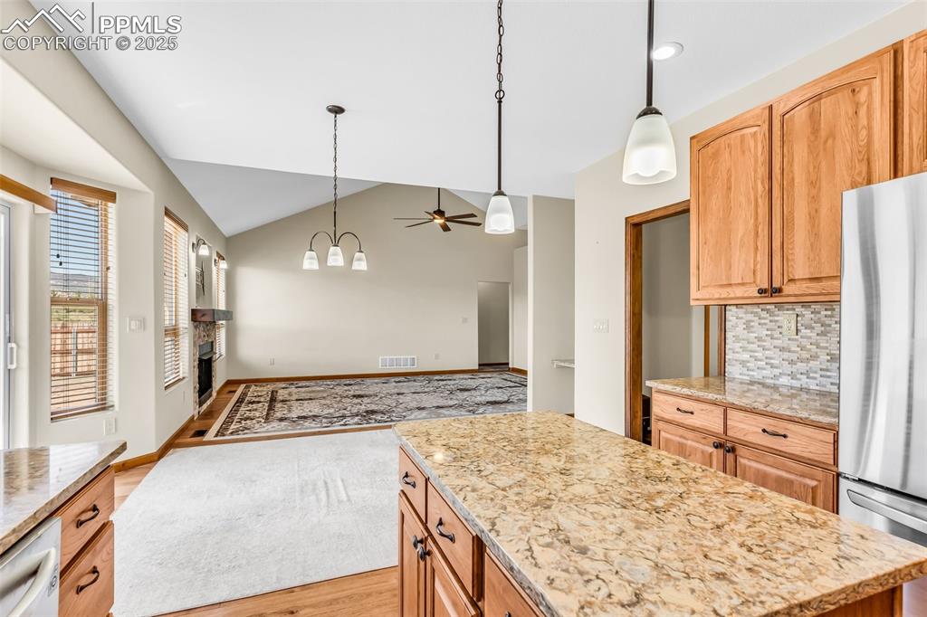 Image 17 of 46: Kitchen