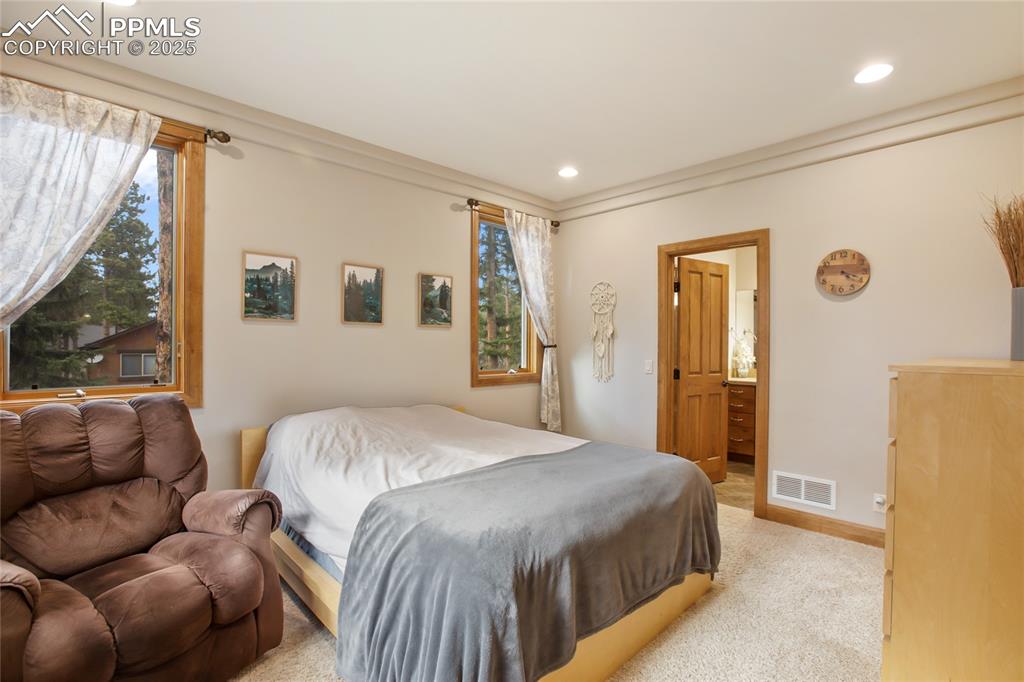 Image 28 of 49: Main level secondary suite with bath adjoined