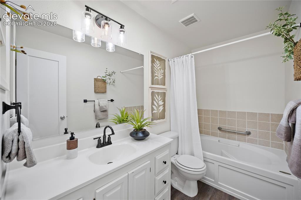 Image 14 of 49: Bathroom
