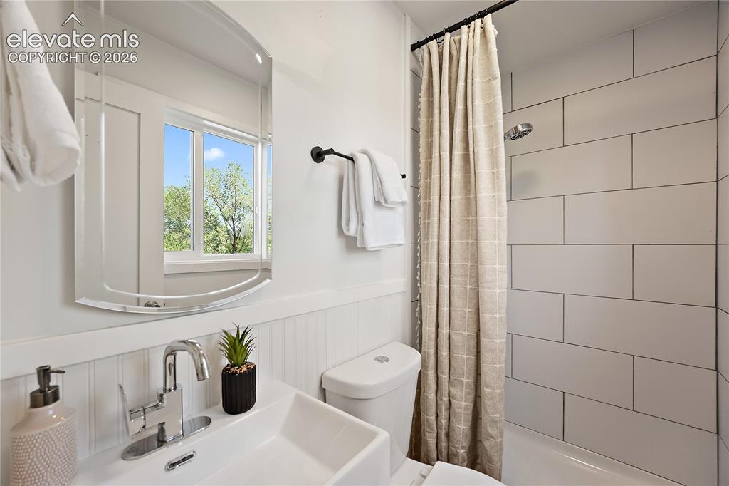Image 17 of 49: Bathroom