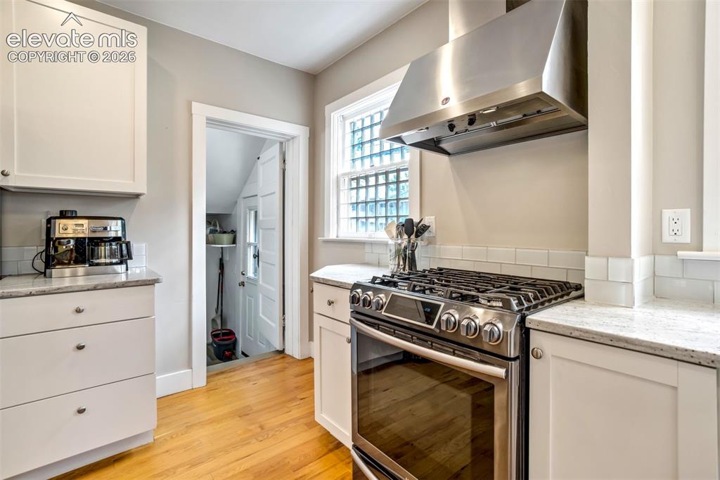 Image 18 of 50: Kitchen
