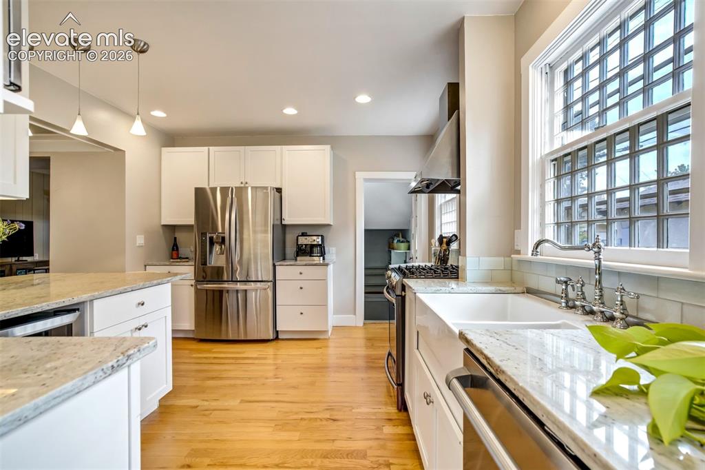 Image 19 of 50: Kitchen
