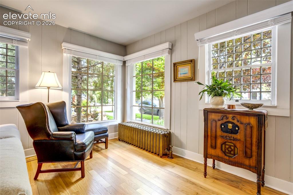 Image 8 of 50: Living Room