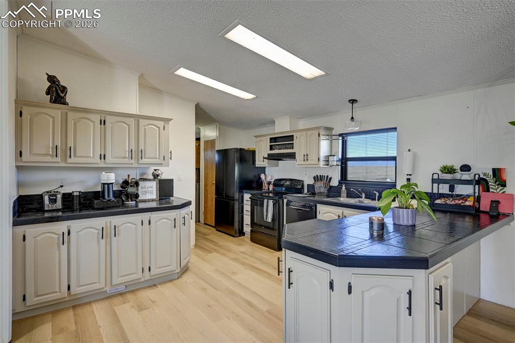 Image 14 of 46: Kitchen