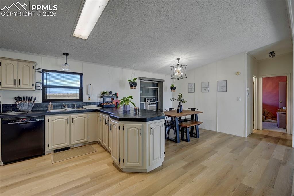 Image 16 of 46: Kitchen