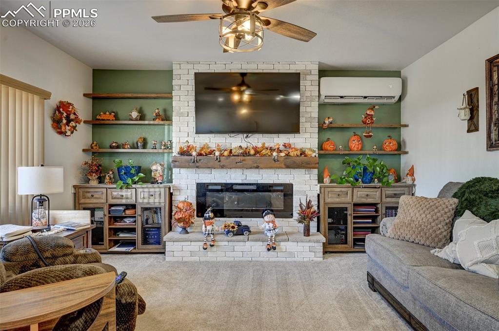 Image 40 of 46: Additional living quarters-living room