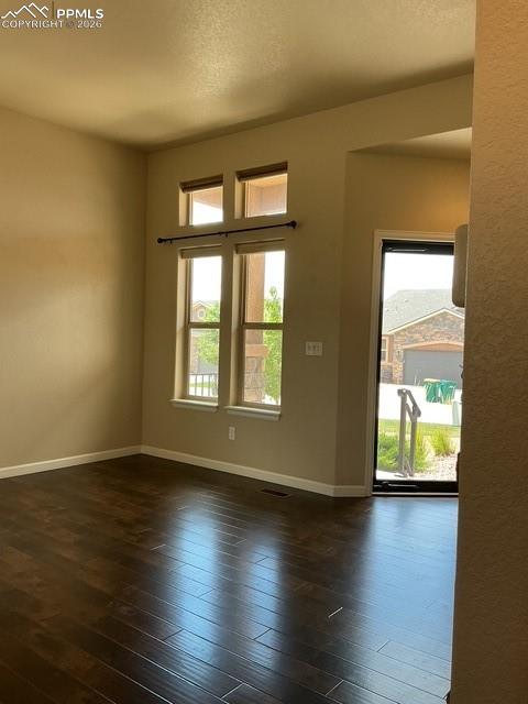 Image 22 of 32: Living Room