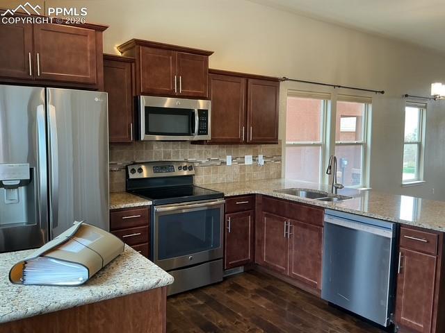 Image 7 of 32: Kitchen