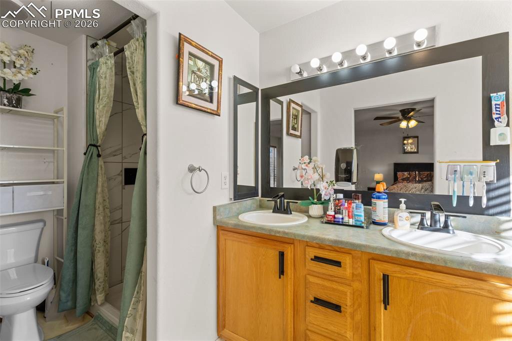 Image 14 of 36: Bathroom