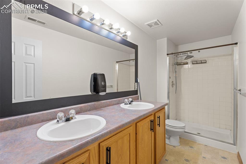 Image 21 of 36: Bathroom