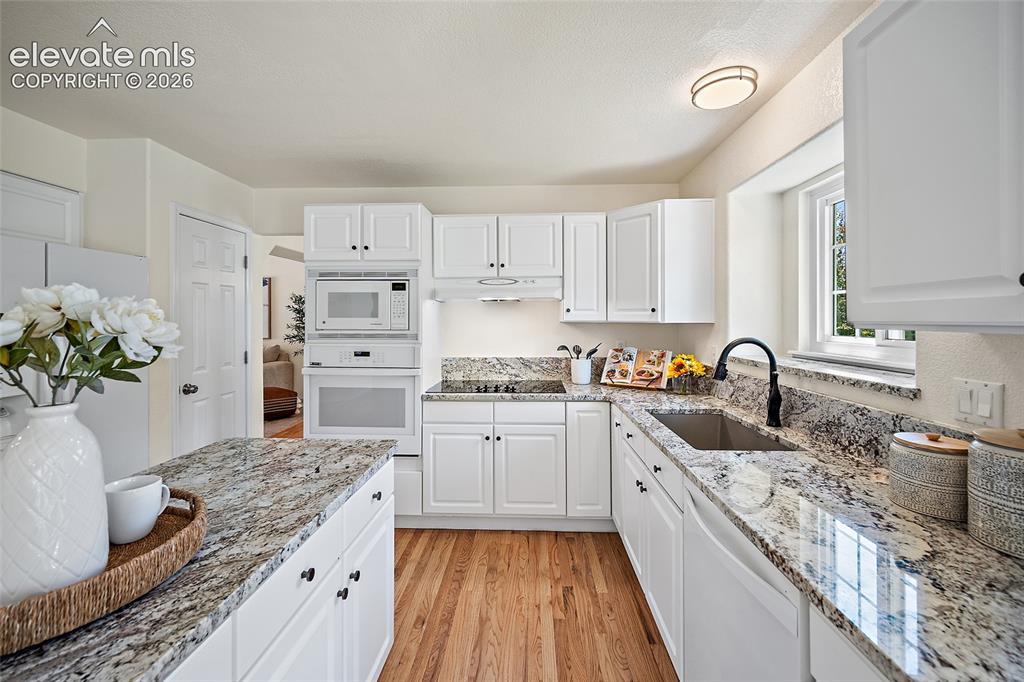 Image 15 of 47: Kitchen