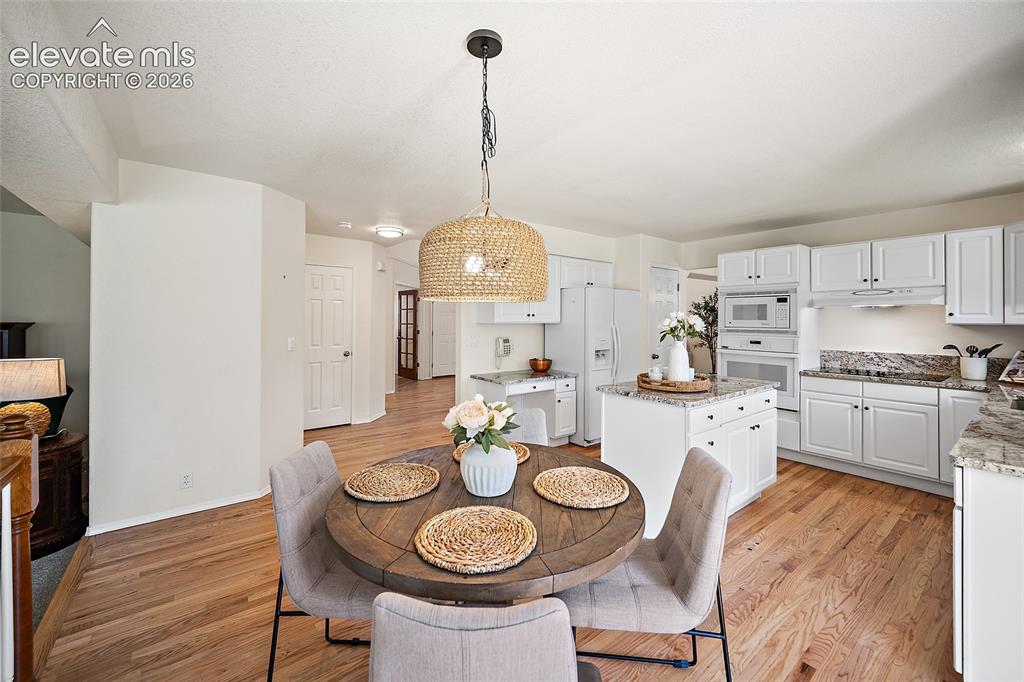 Image 16 of 47: Dining Area