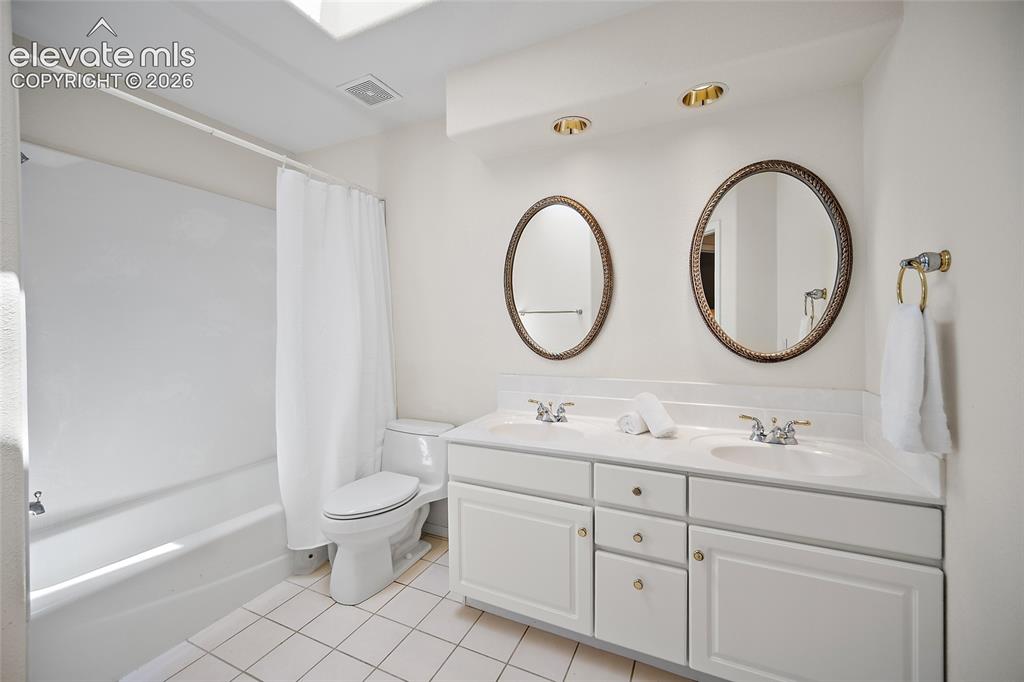 Image 33 of 47: Bathroom