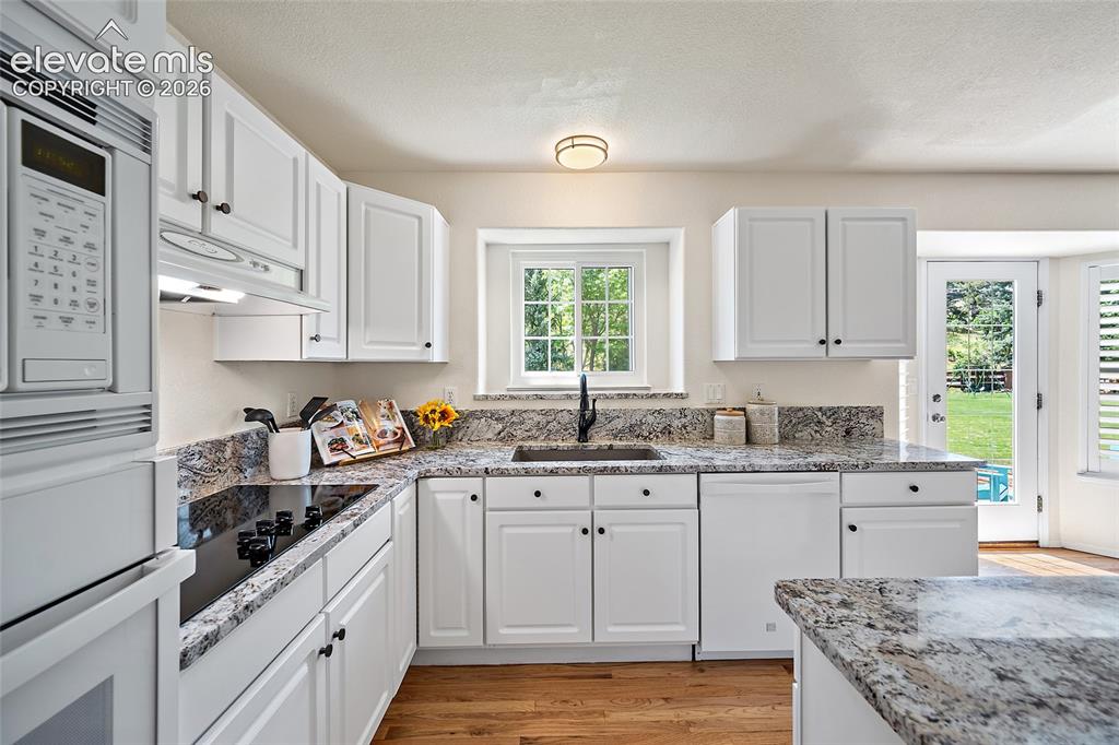 Image 4 of 47: Kitchen