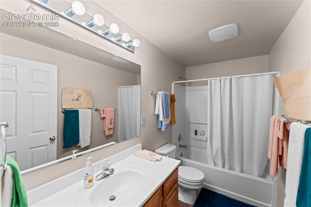 Image 22 of 48: Bathroom