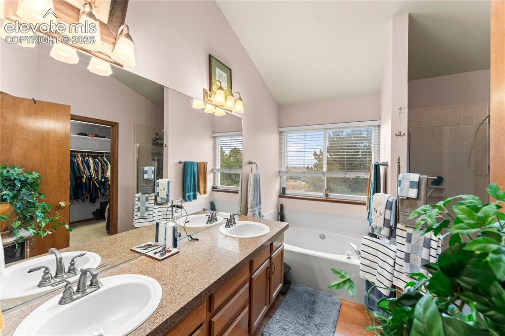 Image 34 of 48: Bathroom