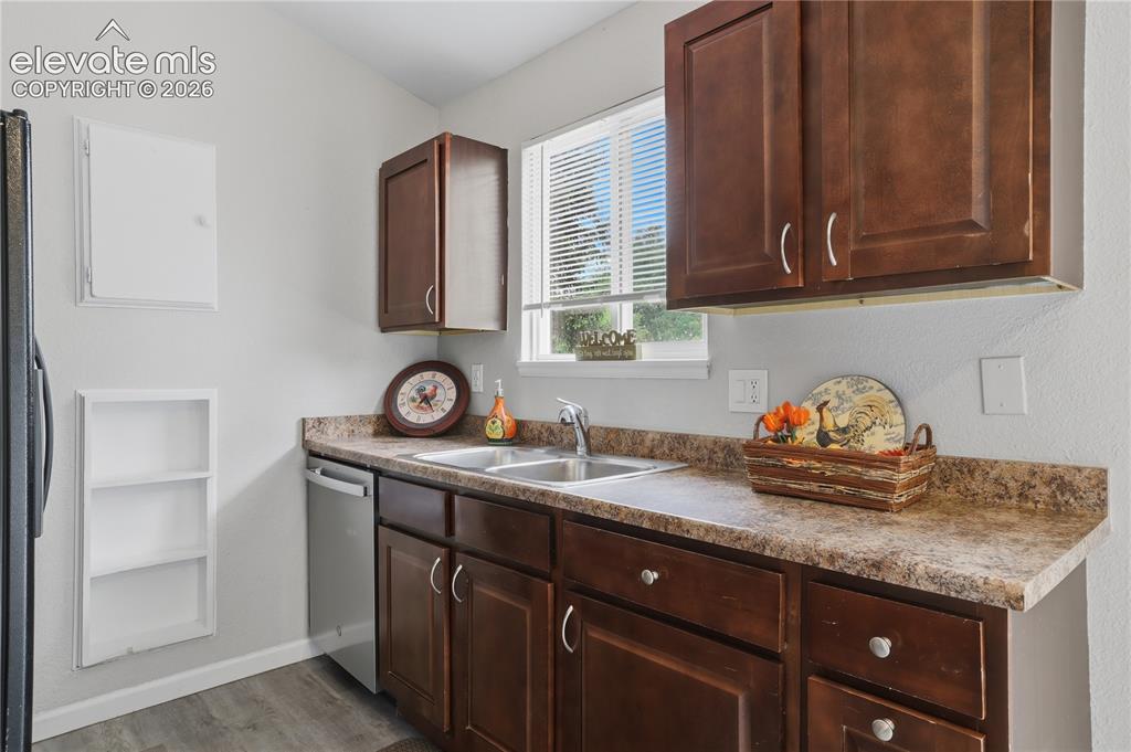 Image 11 of 36: Kitchen