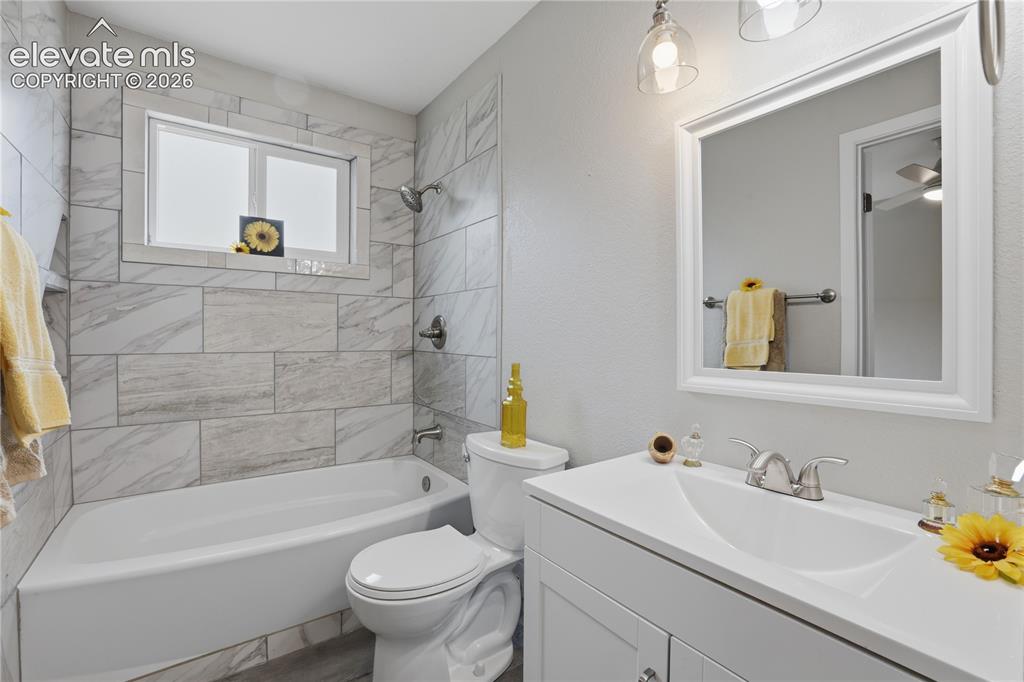 Image 14 of 36: Bathroom