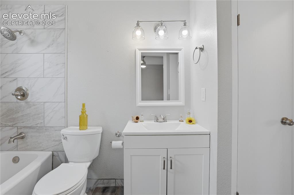 Image 15 of 36: Bathroom