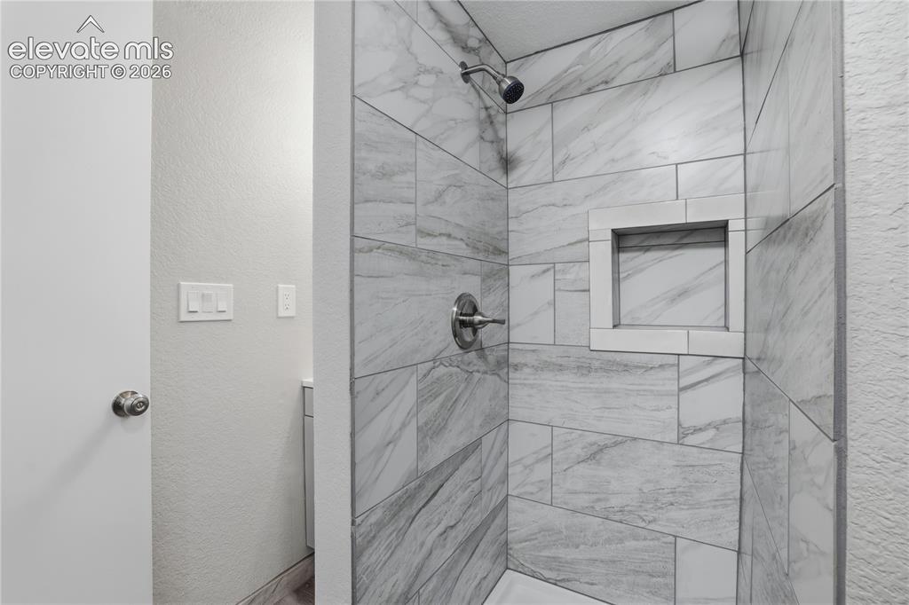 Image 25 of 36: Bathroom