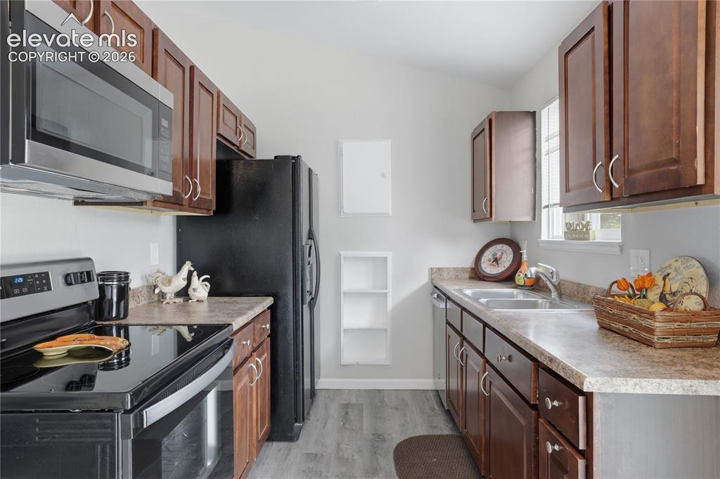 Image 9 of 36: Kitchen