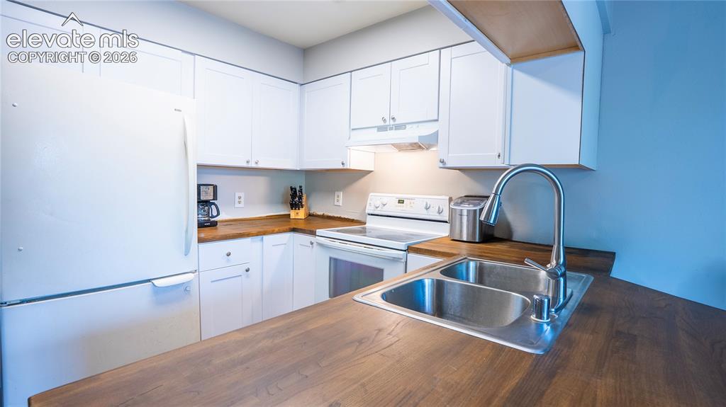 Image 12 of 15: Kitchen