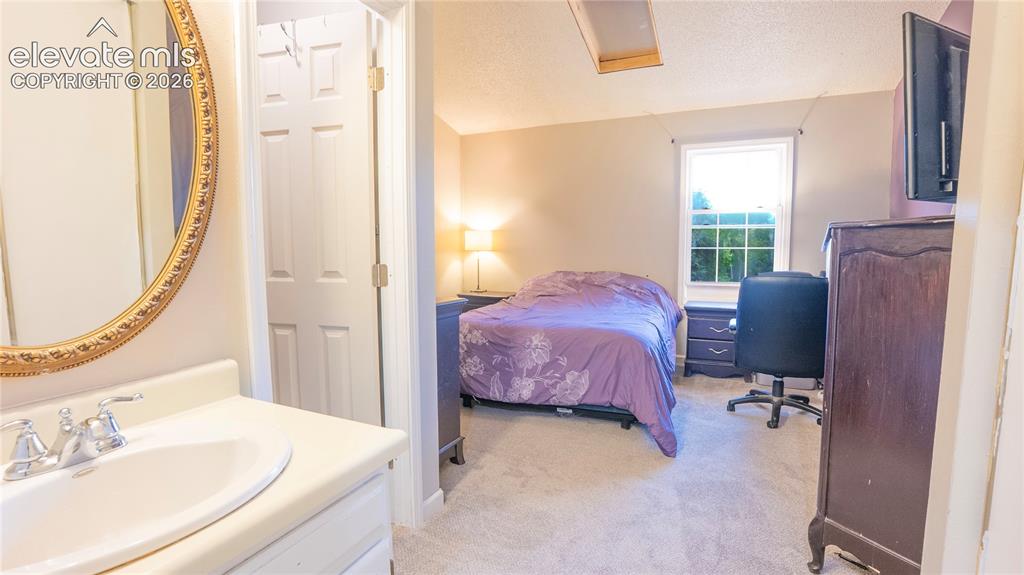 Image 7 of 15: Bedroom