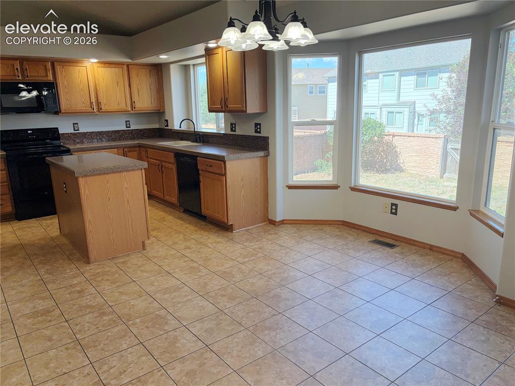 Image 8 of 35: Dining Area