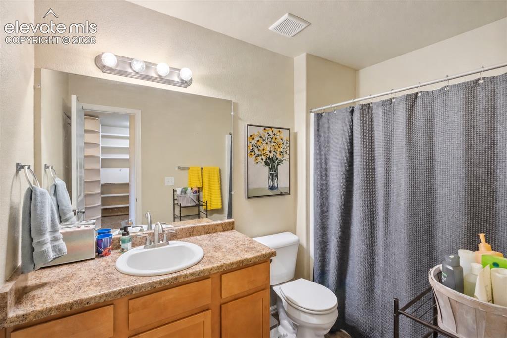 Image 19 of 36: Bathroom