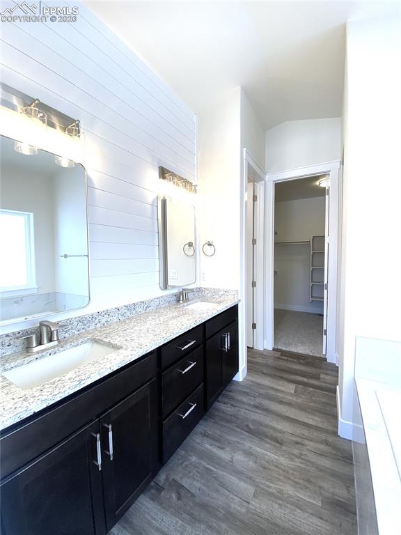 Image 16 of 27: Bathroom